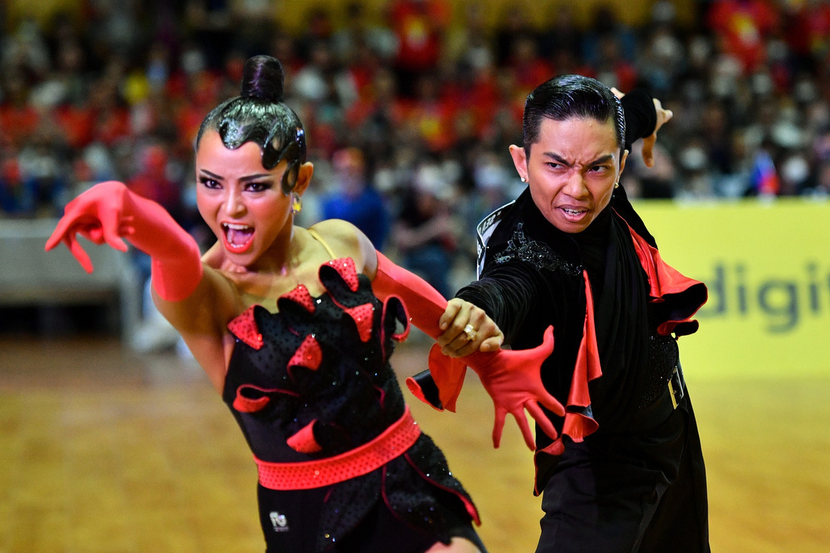 Sau chiến thắng, Khánh Thi đã hạnh phúc ăn mừng cùng chồng. Trên trang cá nhân, "nữ hoàng dancesport" cũng dành lời chúc mừng ông xã và bạn nhảy đã làm nên lịch sử mới cho dancesport Việt Nam. "Tôi không nghĩ mình có thể giành 3 HCV trong ngày thi đấu hôm nay. Tôi chỉ đặt mục tiêu và cố gắng để mang về 2 HCV, nhưng chúng tôi đã làm trên cả tuyệt với trong hôm nay", Phan Hiển chia sẻ sau trận đấu. Ảnh: Duy Hiệu.