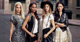 Trừ những người thuộc giành công nghiệp giải trí, những người giàu ít khi chi tiền núi cho quần áo hàng hiệu. Nghiên cứu ở Mỹ cho thấy top 1% những người giàu nhất đã bắt đầu chi tiêu ít hơn cho đồ hiệu kể từ năm 2007. Thay vì đổ tiền vào những thứ không thể sinh lời, họ chọn quần áo đơn giản nhưng khó lỗi mốt để không phải thay đổi tủ quần áo quá nhiều. 