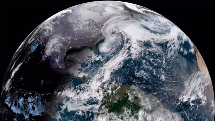 "Chúng tôi rất ngạc nhiên khi chứng kiến sự xuất hiện đầy thú vị của đám mây, khi nó dường như tạo thành chữ G. Thế nhưng khi kết hợp với một đám mây khác ở cạnh bên, nó như tạo thành chữ 'Go' (tạm dịch: Hãy đi đi!)", các nhà khoa học ở NOAA viết trên Twitter khi chia sẻ bức ảnh.