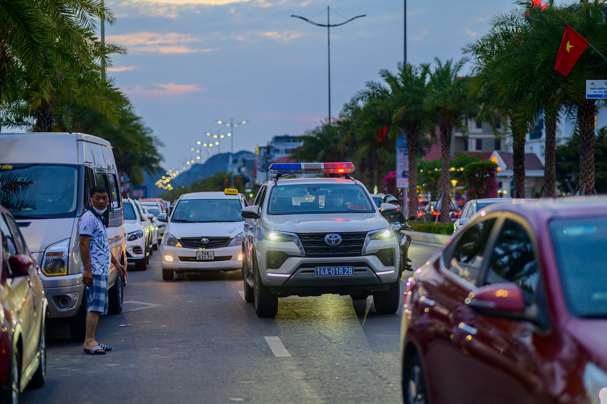 Lực lượng CSGT liên tục nhắc nhở phương tiện di chuyển ra khỏi khu vực trên nhưng vừa dẹp xong, di chuyển đi chỗ khác thì các xe phía sau lại đỗ vào ngay trước biển cấm.