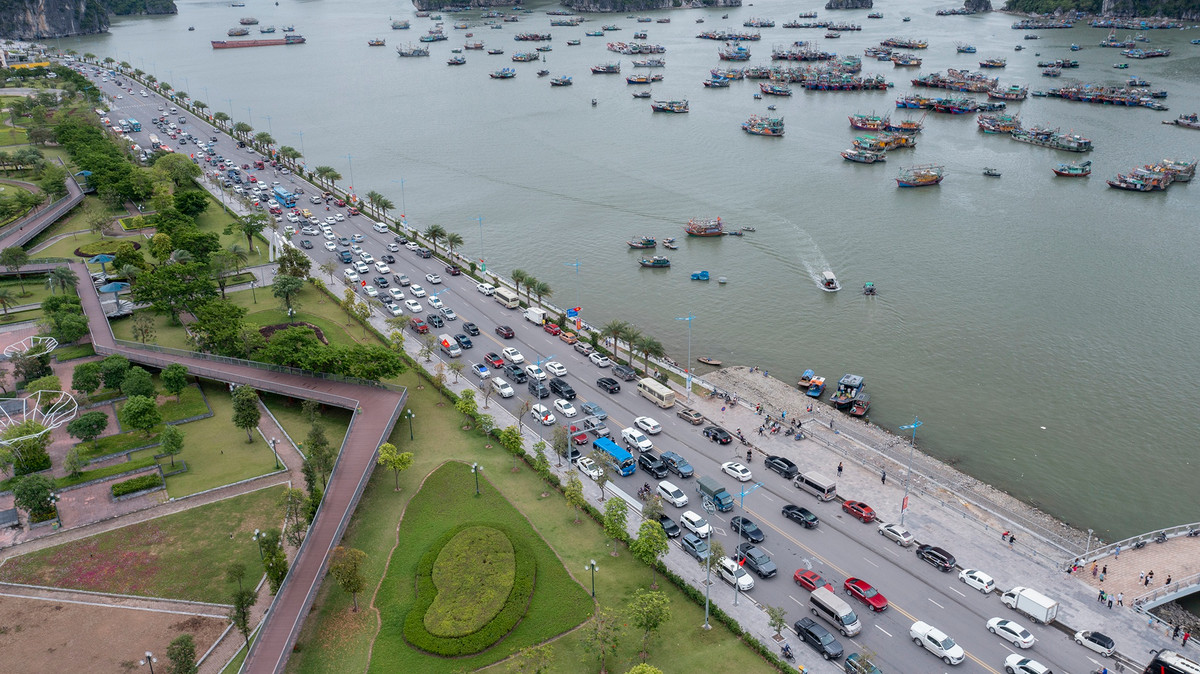 Ghi nhận của Zing, ngay từ ngày 30/4, các tuyến đường trung tâm của TP Hạ Long như đường Trần Quốc Nghiễn, Hạ Long (khu du lịch Bãi Cháy), Trần Hưng Đạo, cầu Bãi Cháy... liên tục xảy ra tình trạng ùn tắc kéo dài.