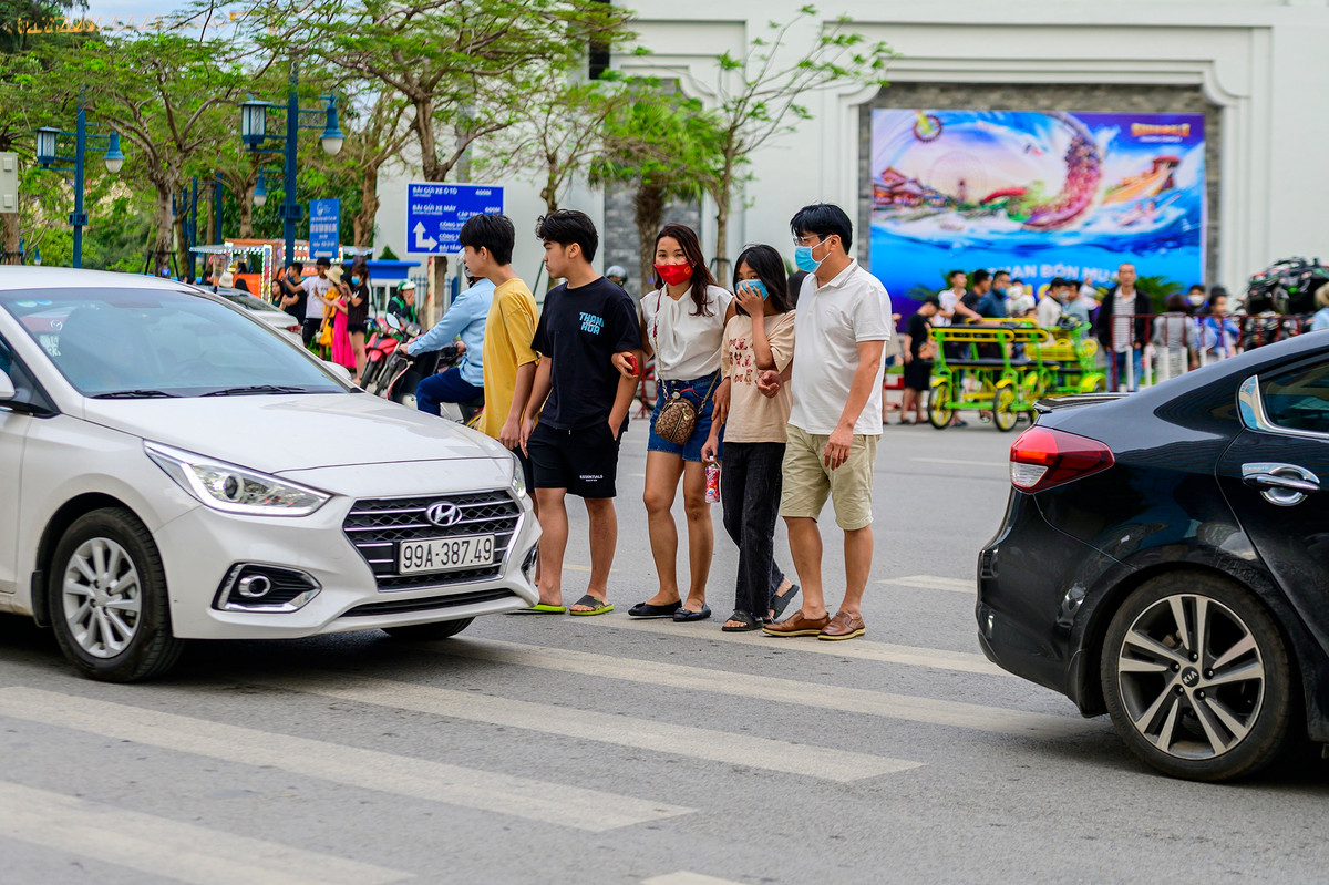 Phương tiện di chuyển liên tục khiến người dân và du khách đi bộ sang đường khó khăn.
