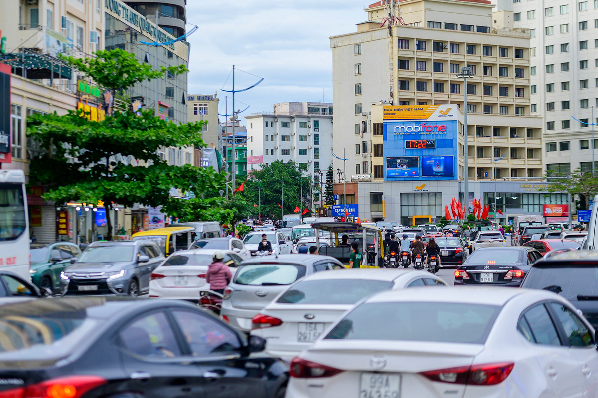 Cuối chiều, khu vực vòng xuyến trung tâm trước bưu điện Bãi Cháy hỗn loạn.