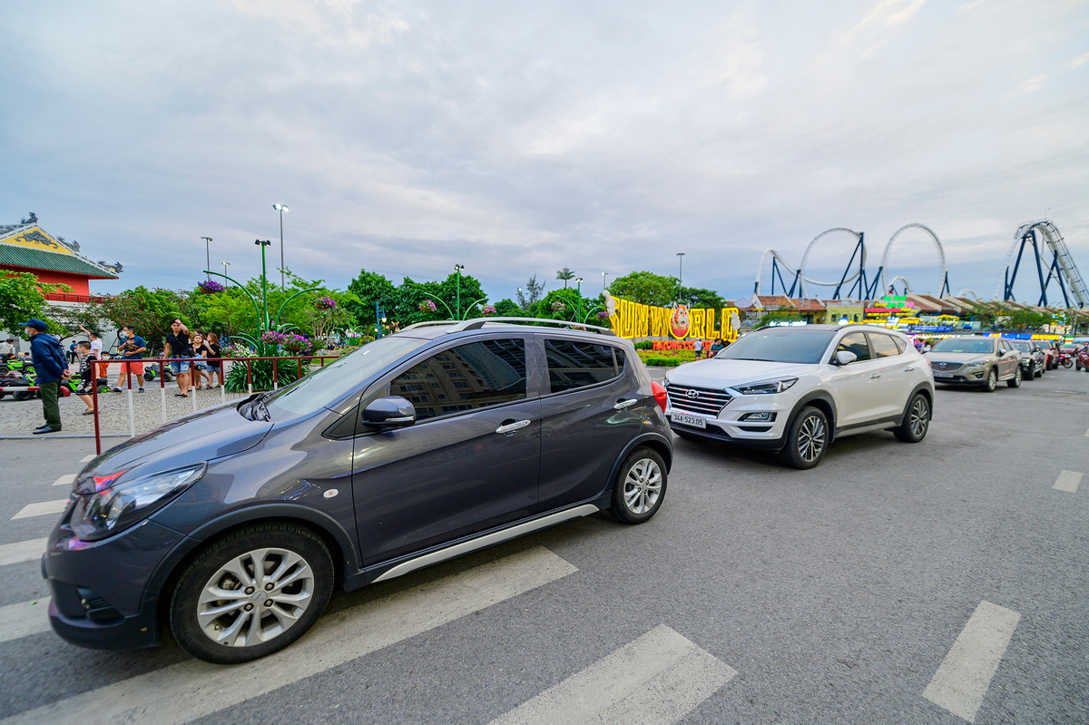 Một chiếc ôtô đỗ đè lên cả lối sang đường dành cho người đi bộ.