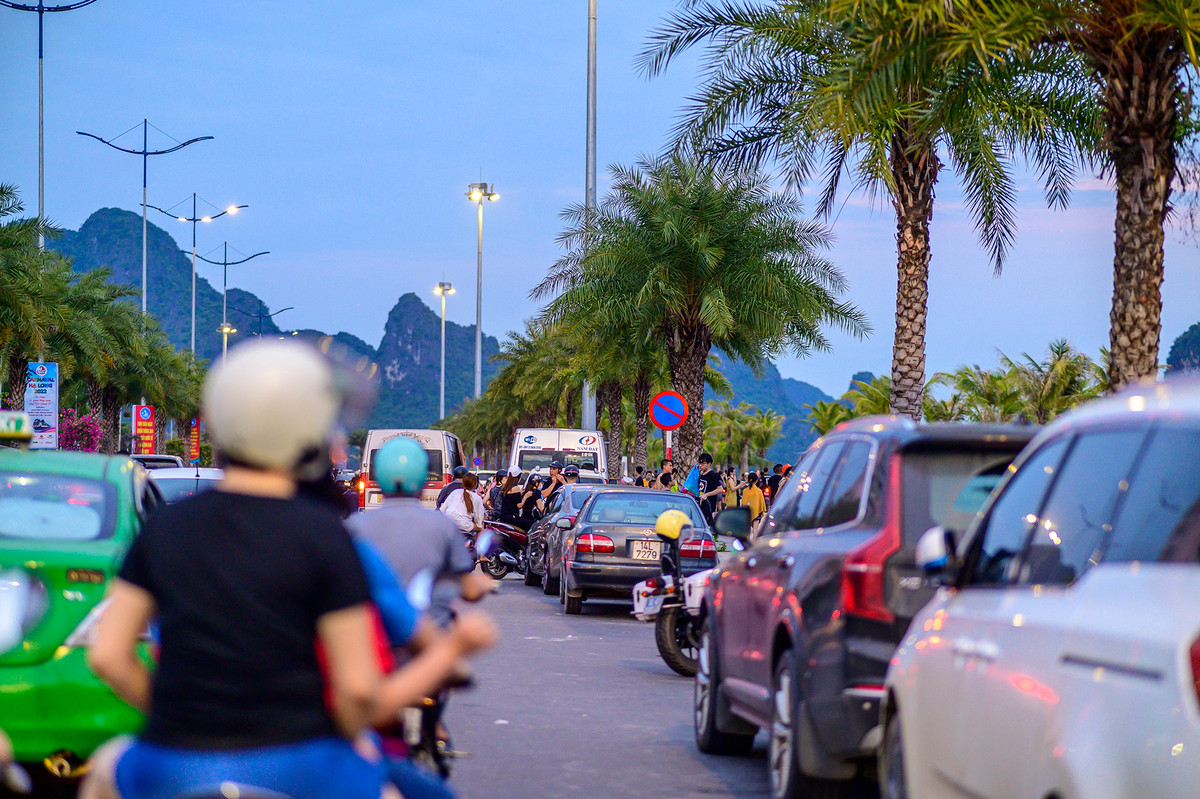 Tại khu vực bãi tắm Hòn Gai, tình trạng giao thông hỗn loạn thường xuyên xảy ra vào buổi chiều. Lý do một phần là bãi gửi xe nằm quá xa. "Phải di chuyển đến cuối bãi tắm gần 1 km nữa, khách họ ngại đi bộ. Tôi thấy xe khác đỗ được nên tôi cũng đỗ theo sau", một tài xế lái xe biển số Hà Nội nói