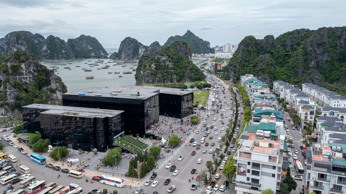 "Chưa bao giờ tôi thấy nhiều phương tiện ở Hạ Long như vậy. Ôtô đi san sát nhau đến mức sang đường cũng khó", ông Nguyễn Văn Phương (56 tuổi), trú phường Hồng Hải đối diện quảng trường 30 tháng 10, cho biết.