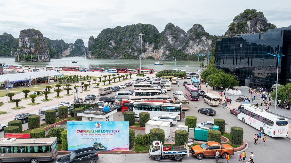 Theo đại diện Bảo tàng Quảng Ninh, riêng hai ngày đầu nghỉ lễ, bảo tàng đón trên 15.000 lượt khách. Khu vực bên cạnh đang diễn ra hội chợ OCOP cũng đón hàng chục nghìn lượt người đến mua sắm. Bãi đỗ xe thuộc khu vực quảng trường và Bảo tàng Quảng Ninh đều trong tình trạng quá tải, xe đỗ tràn ra lòng đường.