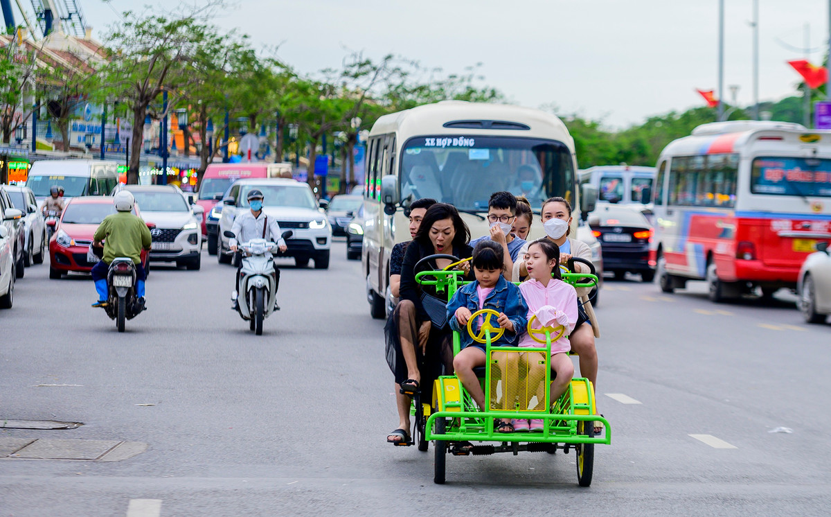 Chị Phương (28 tuổi), Thanh Hóa thuê xe đạp để đi vòng quanh khu du lịch nhưng gặp cảnh tắc đường. Di chuyển được một lúc, chị cùng gia đình quay về khách sạn.