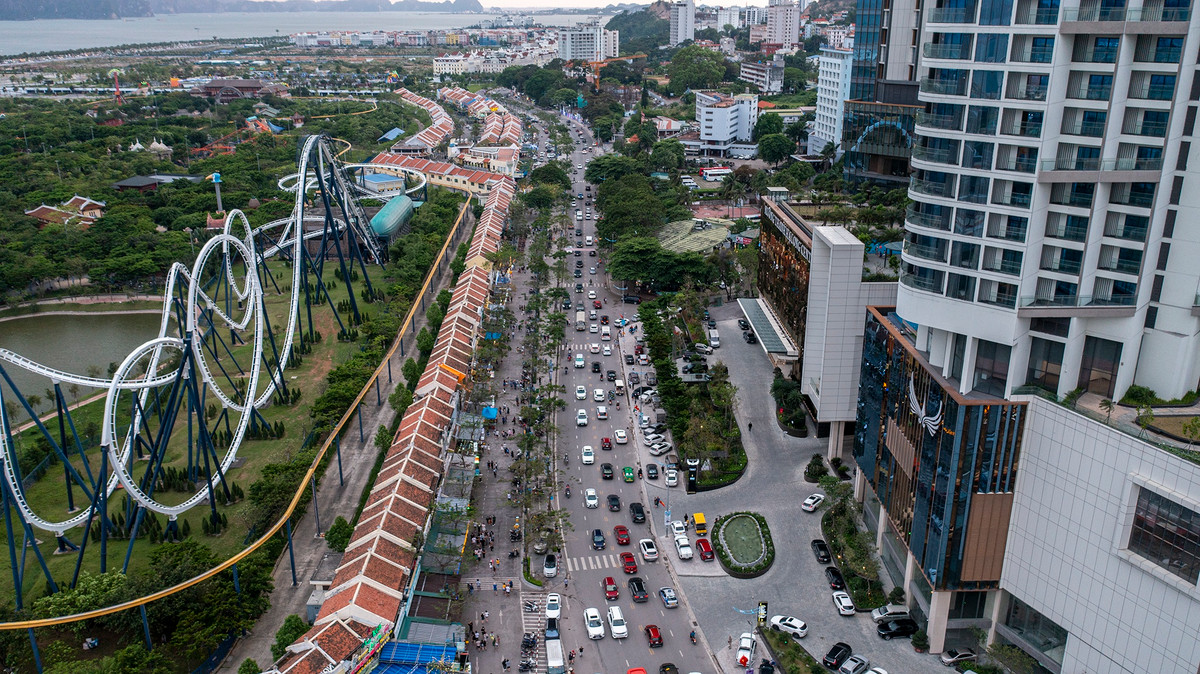 Dòng xe kéo dài trên dọc đường Hạ Long song song với phố đi bộ.