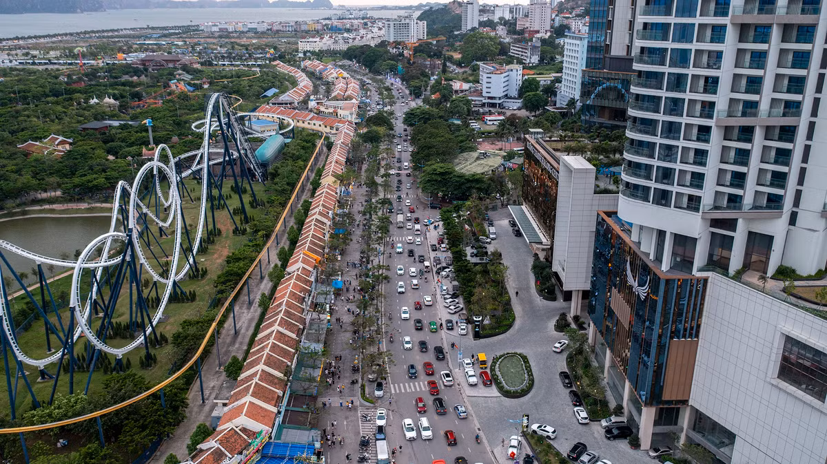 Dòng xe kéo dài trên dọc đường Hạ Long song song với phố đi bộ.