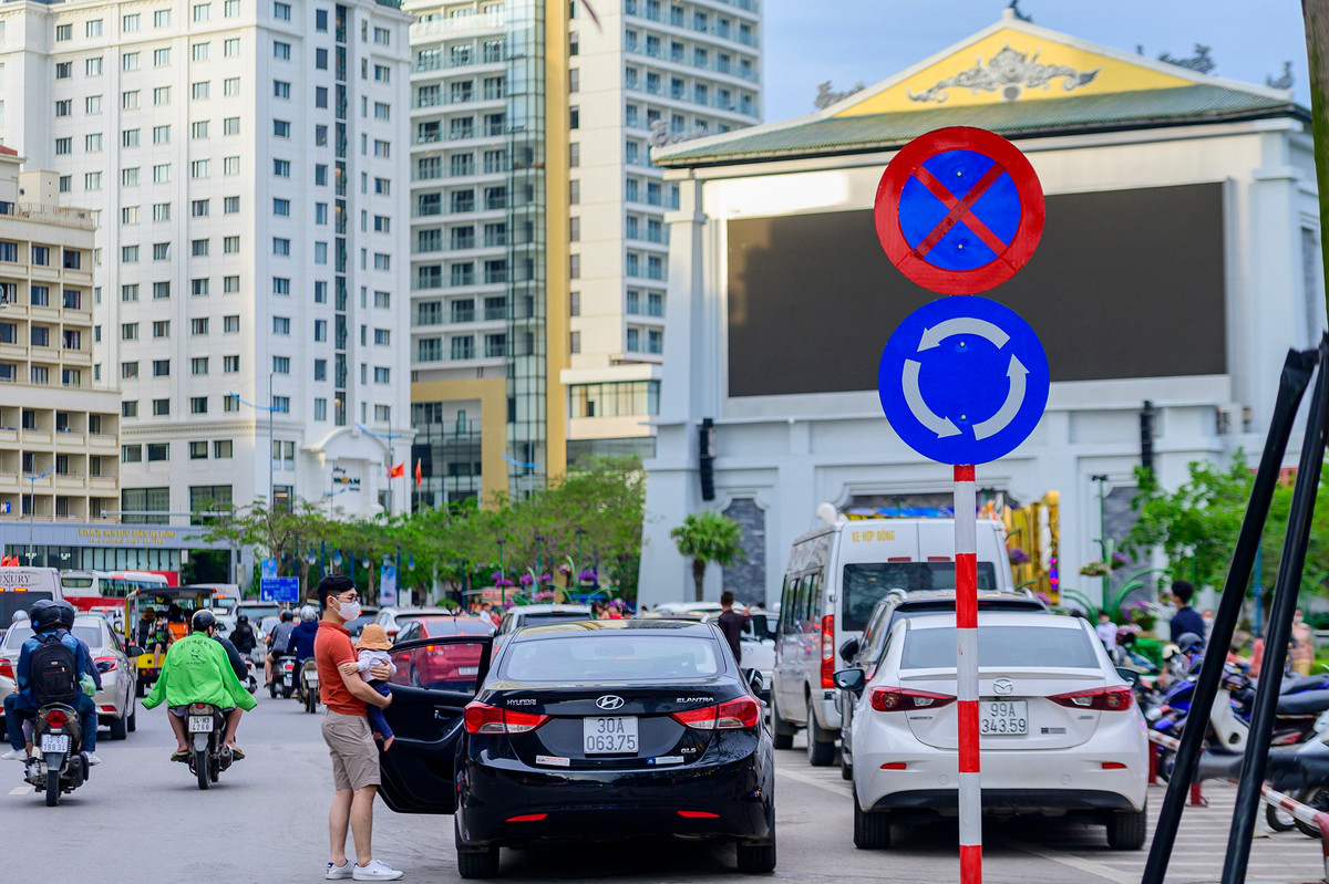 Dù dọc tuyến đường đều cắm biển cấm, nhiều người vẫn thoải mái cho xe dừng đỗ khiến lòng đường bị thu hẹp.