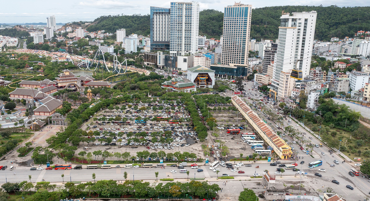 Khu vực bãi đỗ xe trung tâm không còn chỗ chứa. "Chúng tôi phải đề nghị tài xế đánh xe đến bãi gửi khu vực xung quanh như bãi tắm và cảng tàu để giảm tải cho khu vực trung tâm", một nhân viên nói.