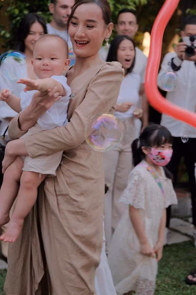 Ho Ngoc Ha 'bat luc' hanh dong cua Leon moi khi gap nguoi la-Hinh-9