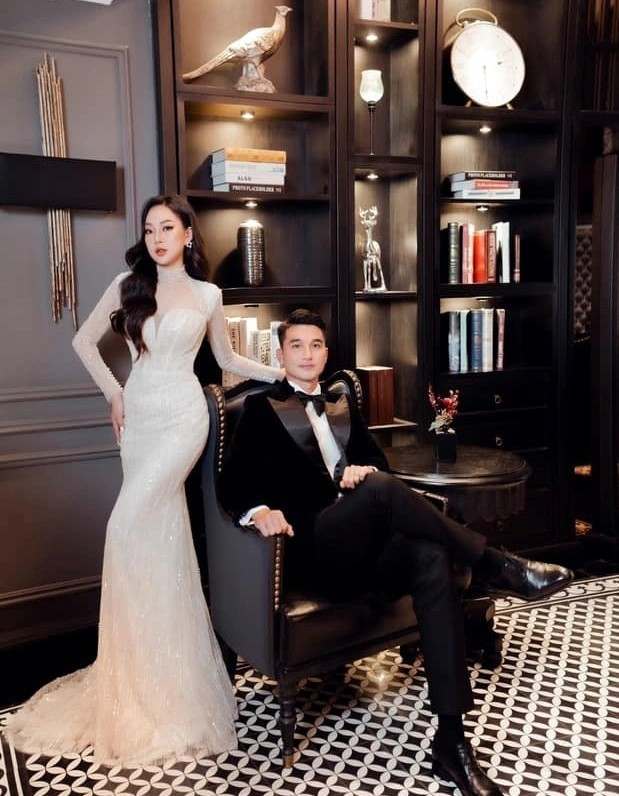 Cả hai chọn phong cách sang trọng và lịch lãm cho bộ ảnh cưới. Lễ cưới ở Hà Nội dự kiến đón nhiều cầu thủ, huấn luyện viên có mối quan hệ thân thiết với cầu thủ sinh năm 1996.