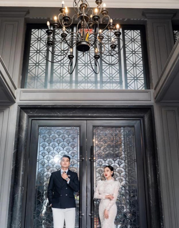 Cả 2 chuẩn bị khá chu đáo cho ngày trọng đại. Các giải bóng đá đang tạm dừng cho SEA Games, nên Văn Đại có nhiều thời gian chăm chút cho lễ cưới.