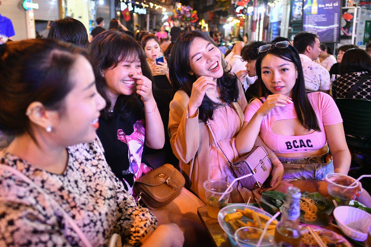 Phần lớn quán bia hơi, đồ nhậu... tại ngã tư sầm uất này đã kín bàn. Người đi chơi chủ yếu là các nhóm bạn, khách du lịch.