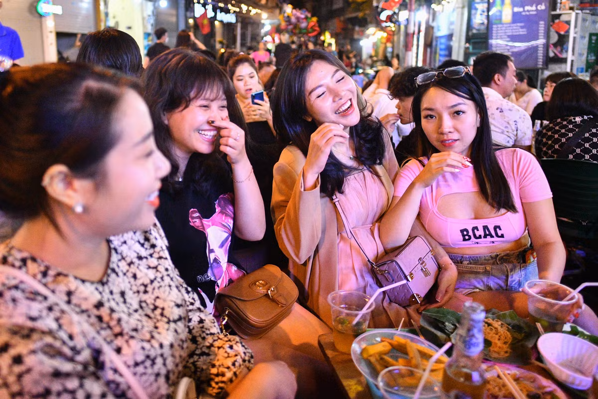 Phần lớn quán bia hơi, đồ nhậu... tại ngã tư sầm uất này đã kín bàn. Người đi chơi chủ yếu là các nhóm bạn, khách du lịch.