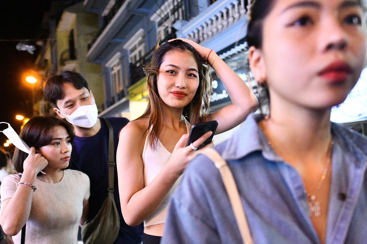 Mặc dù là phố đi bộ, những người đi lại ở đây là tìm quán ngon và chỗ ngồi đẹp. Tối 2/5, nhiều vị khách chỉ cần có chỗ ngồi và không có cơ hội chọn quán mình thích.