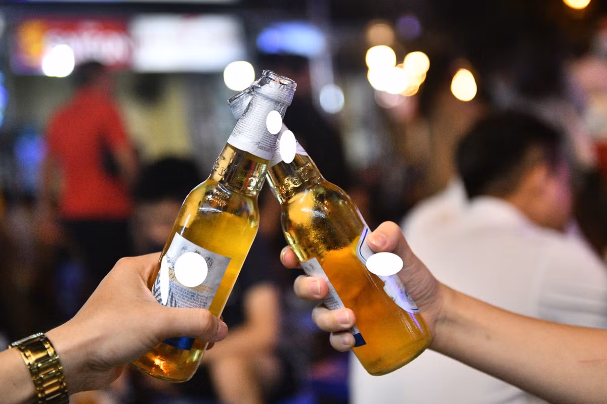 Uống bia bằng chai là cách nhiều người thích khi ngồi với bạn bè tại phố Tạ Hiện. Không khí nơi tập trung nhiều người nước ngoài ở Hà Nội dịp nghỉ lễ này náo nhiệt nhất kể từ khi cuộc sống bình thường trở lại sau đại dịch Covid-19.