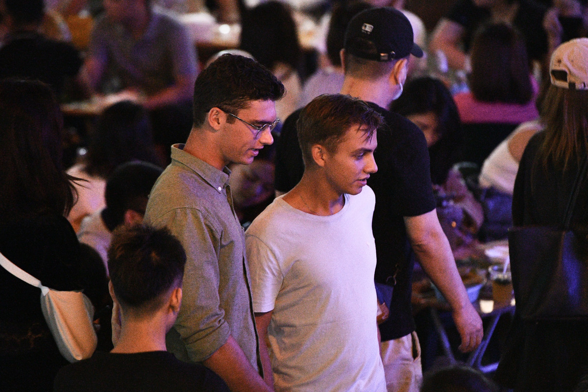 Hai vị khách tây loay hoay một hồi lâu khi không tìm được chỗ ngồi tại khu vực ngã tư Tạ Hiện - Lương Ngọc Quyến.