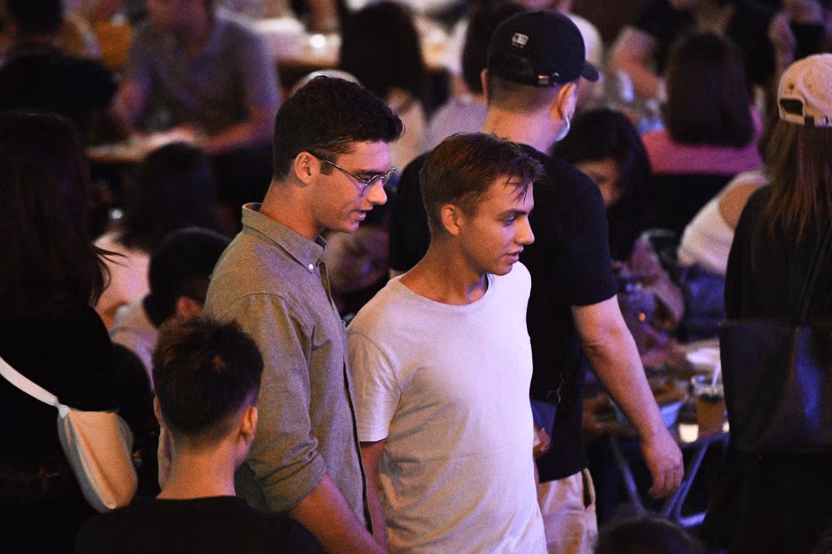 Hai vị khách tây loay hoay một hồi lâu khi không tìm được chỗ ngồi tại khu vực ngã tư Tạ Hiện - Lương Ngọc Quyến.