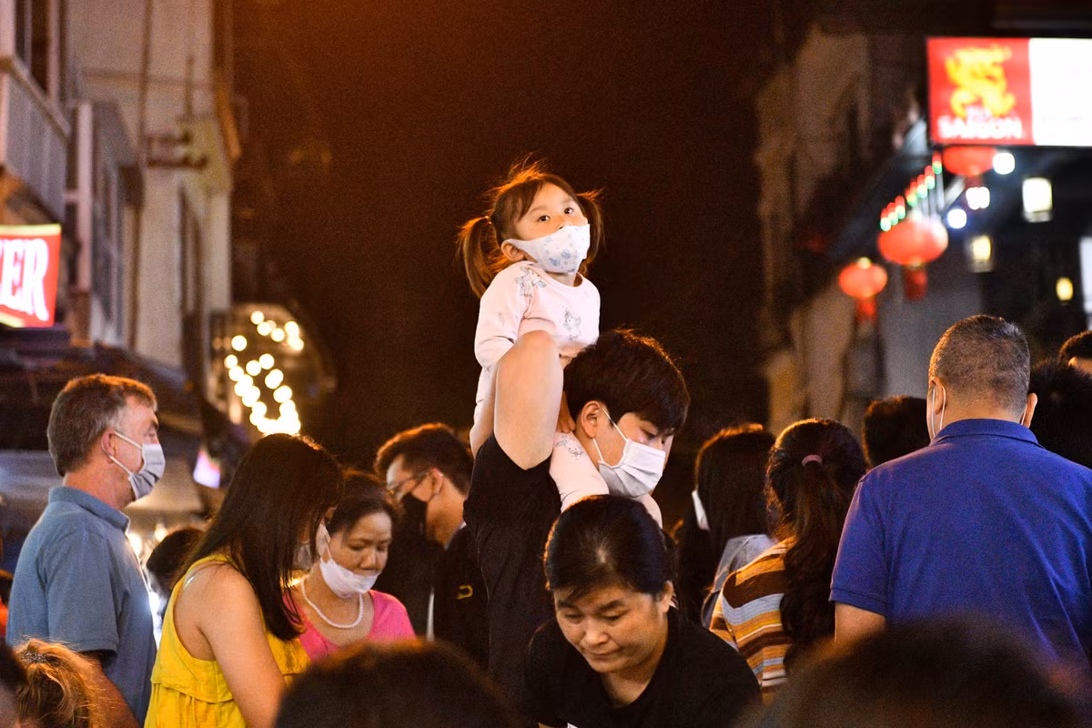 Trong buổi tối 2/5, nhiều gia đình có trẻ nhỏ cũng có mặt ở phố này. Ngoài các món nhậu, các quán ăn vẫn phục vụ thêm bún, phở, lẩu...