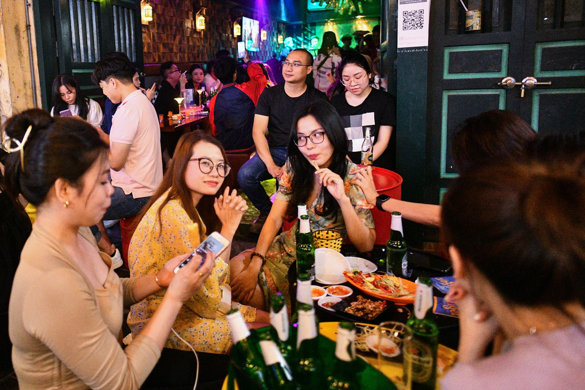 Nhiều nhóm bạn bè là nữ giới cũng hẹn nhau tới đây ngồi uống đồ có cồn, dùng đồ nhậu lai rai.