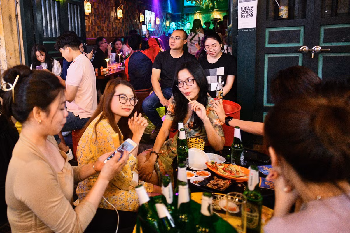 Nhiều nhóm bạn bè là nữ giới cũng hẹn nhau tới đây ngồi uống đồ có cồn, dùng đồ nhậu lai rai.