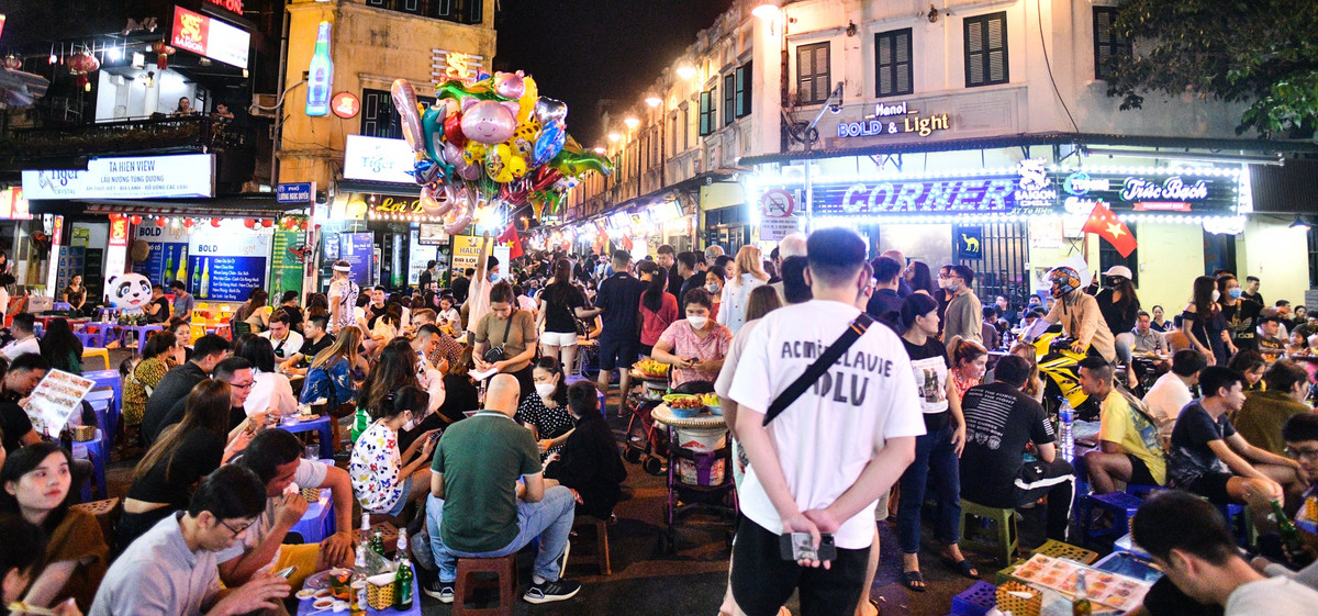 22h30 tối 2/5, tại ngã tư phố Tạ Hiện - Lương Ngọc Quyến, nơi được gọi là phố Tây ở Hà Nội.