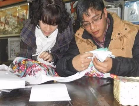 Hoa hồng dát vàng “đắt hàng” dịp Valentine 2013 - Hình 2 Hoa hong dat vang “dat hang” dip Valentine 2013-Hinh-2