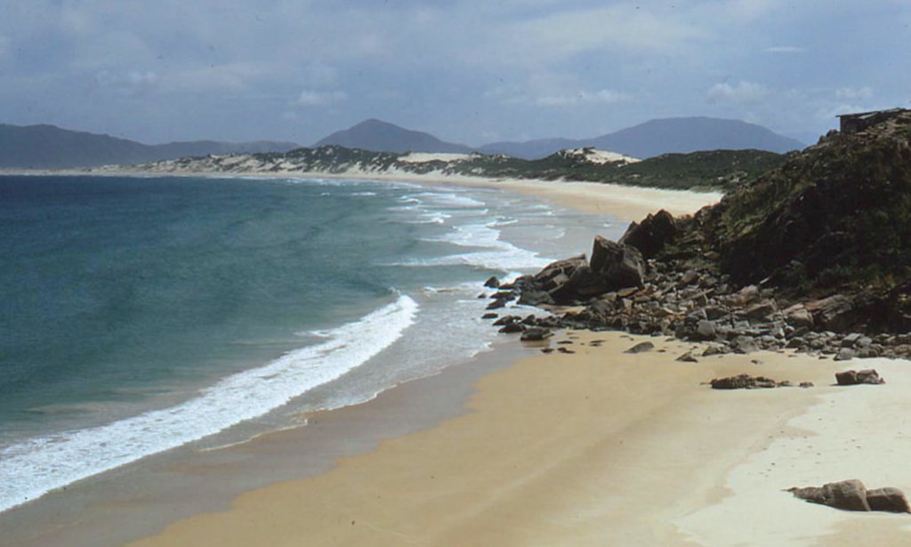 Bãi cát trắng mịn của vịnh Vũng Rô. Ảnh: Steve.