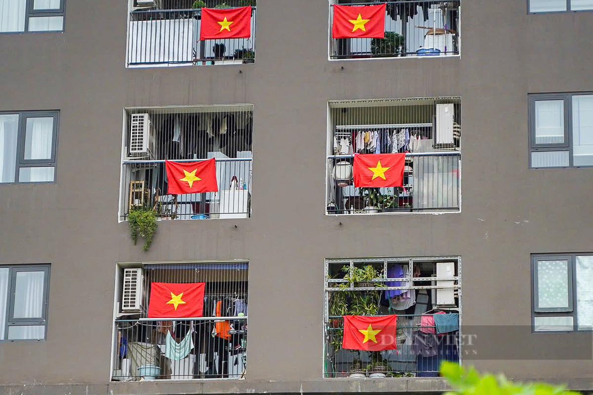 Người dân khắp nơi hân hoan treo cờ trước cửa nhà để thể hiện niềm tự hào dân tộc trong dịp kỷ niệm 79 năm Cách mạng Tháng Tám và Quốc khánh 2/9. Ảnh: Khổng Chí.