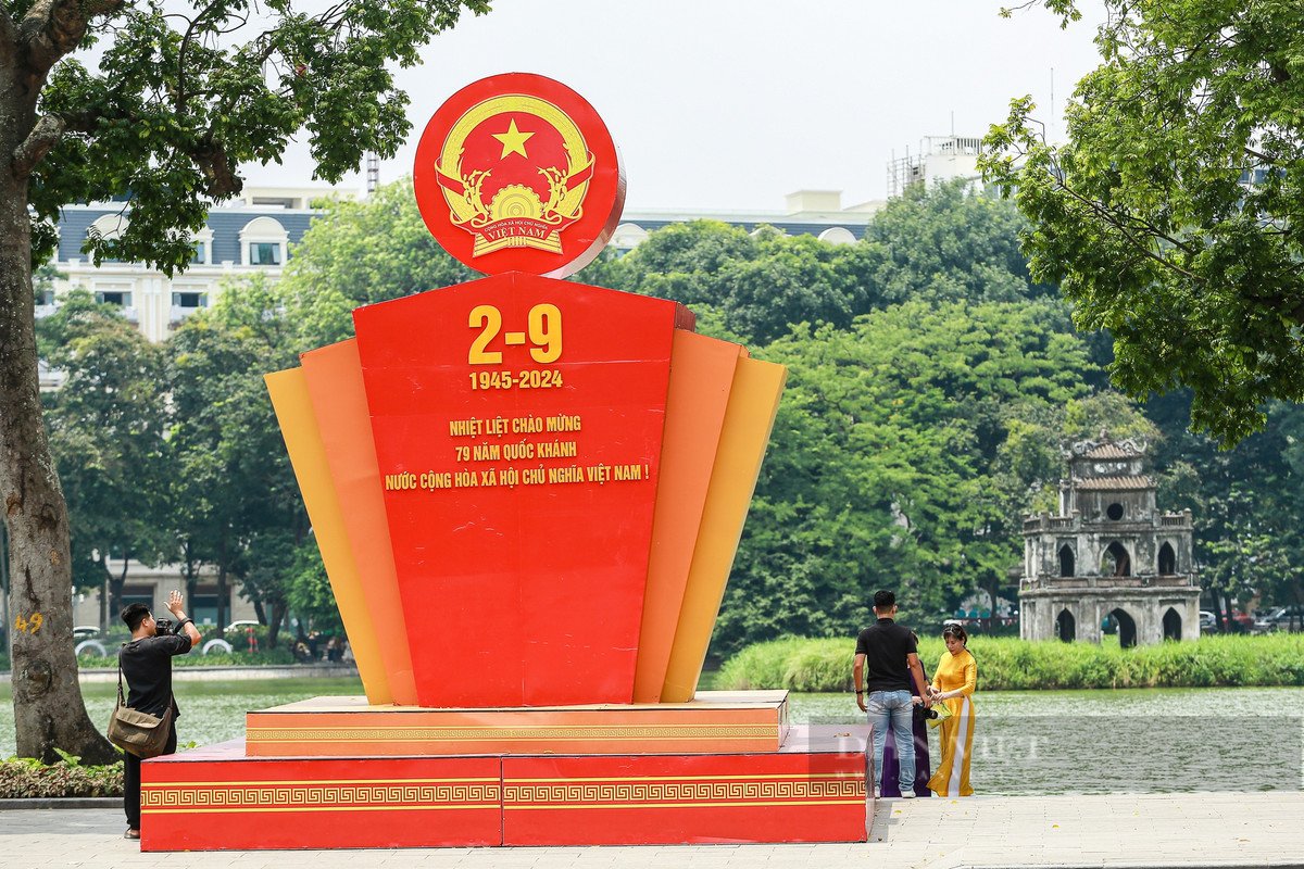 Biểu tượng Quốc huy đặt tại khu vực hồ Hoàn Kiếm. Ảnh: Khổng Chí.