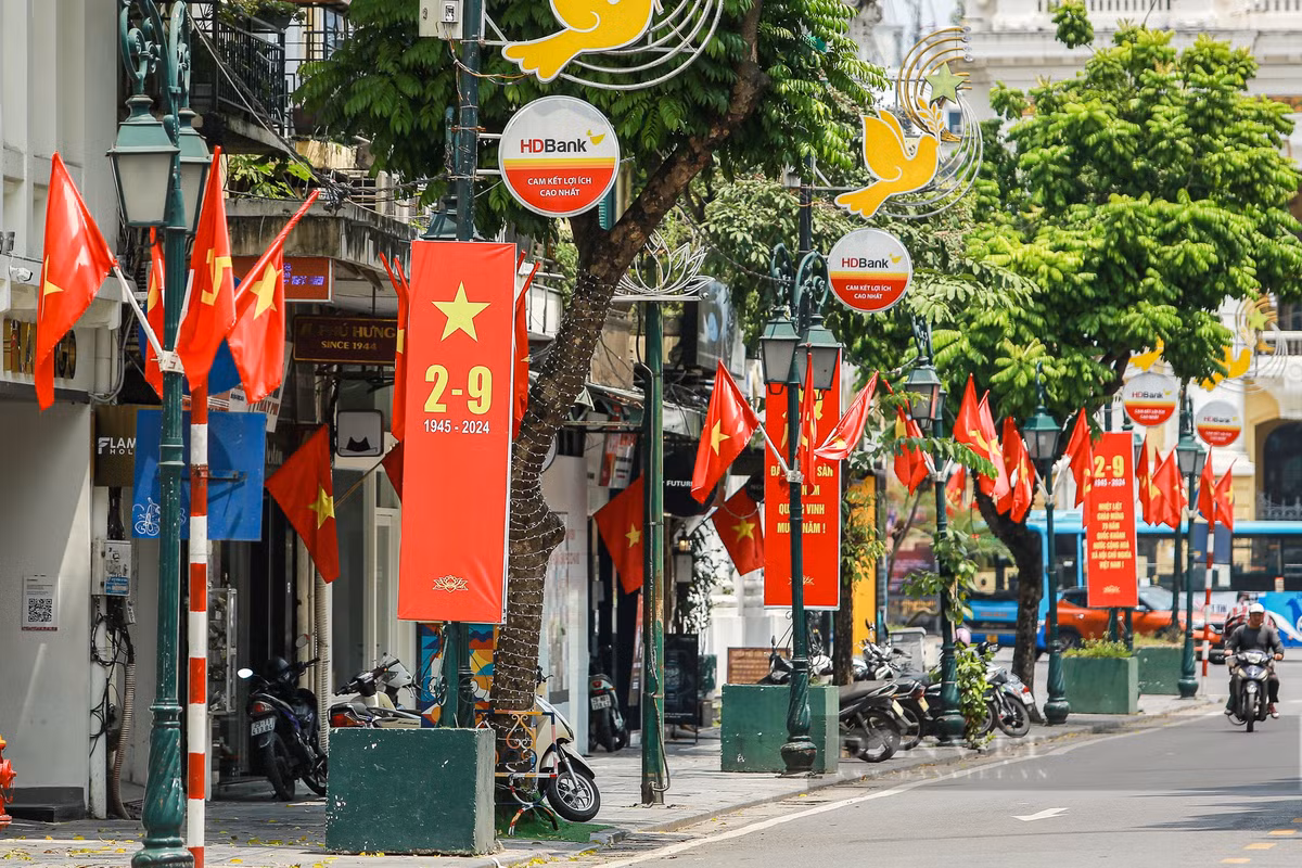 Phố Tràng Tiền rực rỡ cờ hoa mừng Quốc khánh 2/9. Ảnh: Khổng Chí.