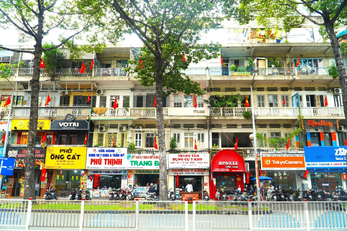 Một chung cư trên đường Trần Hưng Đạo (quận 1) treo cờ Tổ quốc. Những ngày này, niềm tự hào dâng trào trong mỗi con dân đất Việt. Ảnh: Chinh Hoàng.