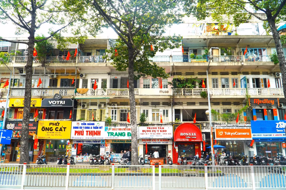 Một chung cư trên đường Trần Hưng Đạo (quận 1) treo cờ Tổ quốc. Những ngày này, niềm tự hào dâng trào trong mỗi con dân đất Việt. Ảnh: Chinh Hoàng.