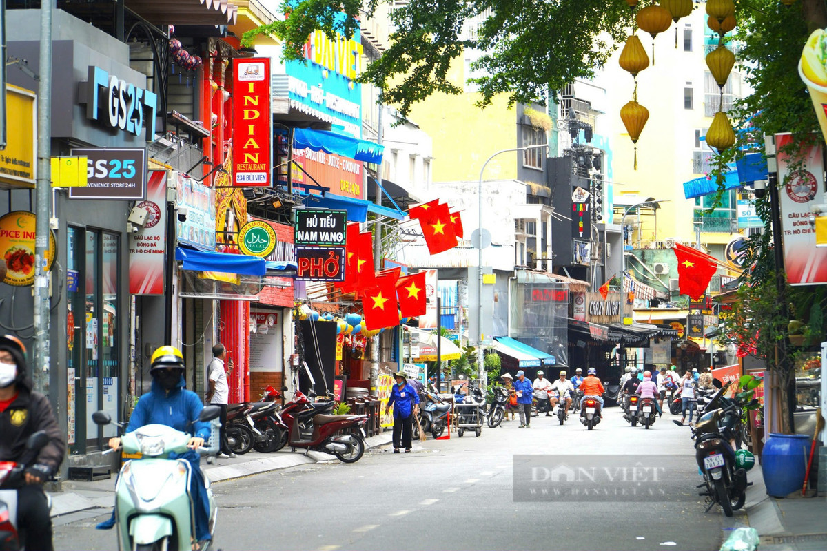 Tại TP.Hồ Chí Minh: Các con đường rực rỡ cờ hoa. Trong ảnh là phố đi bộ Bùi Viện (quận 1). Ảnh: Chinh Hoàng.