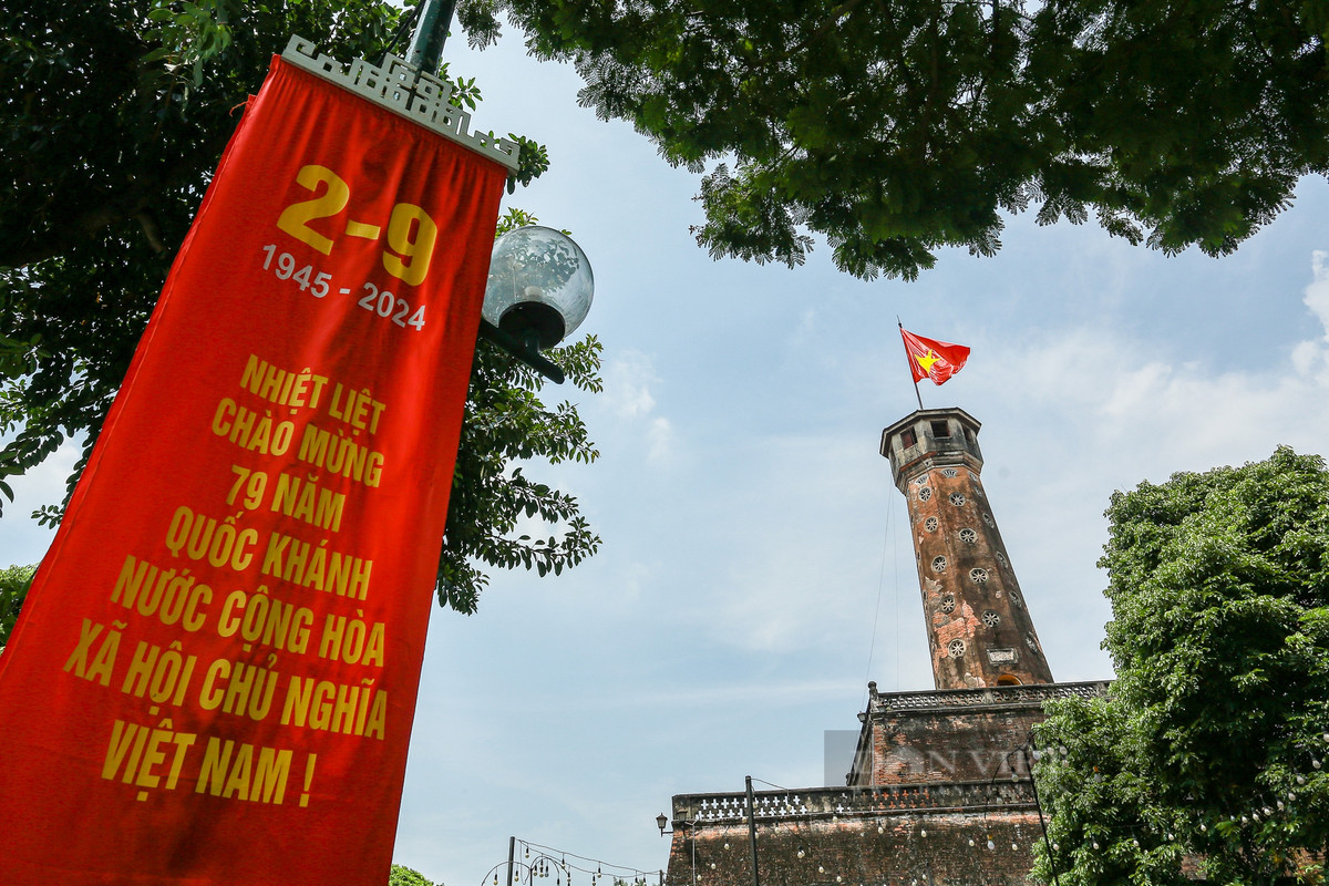 Lá cờ đỏ sao vàng tung bay trên Cột cờ Hà Nội. Ảnh: Khổng Chí.