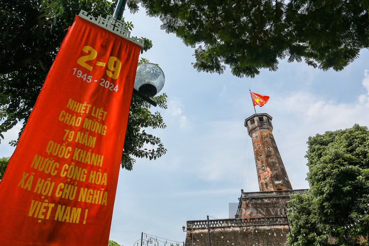 Lá cờ đỏ sao vàng tung bay trên Cột cờ Hà Nội. Ảnh: Khổng Chí.