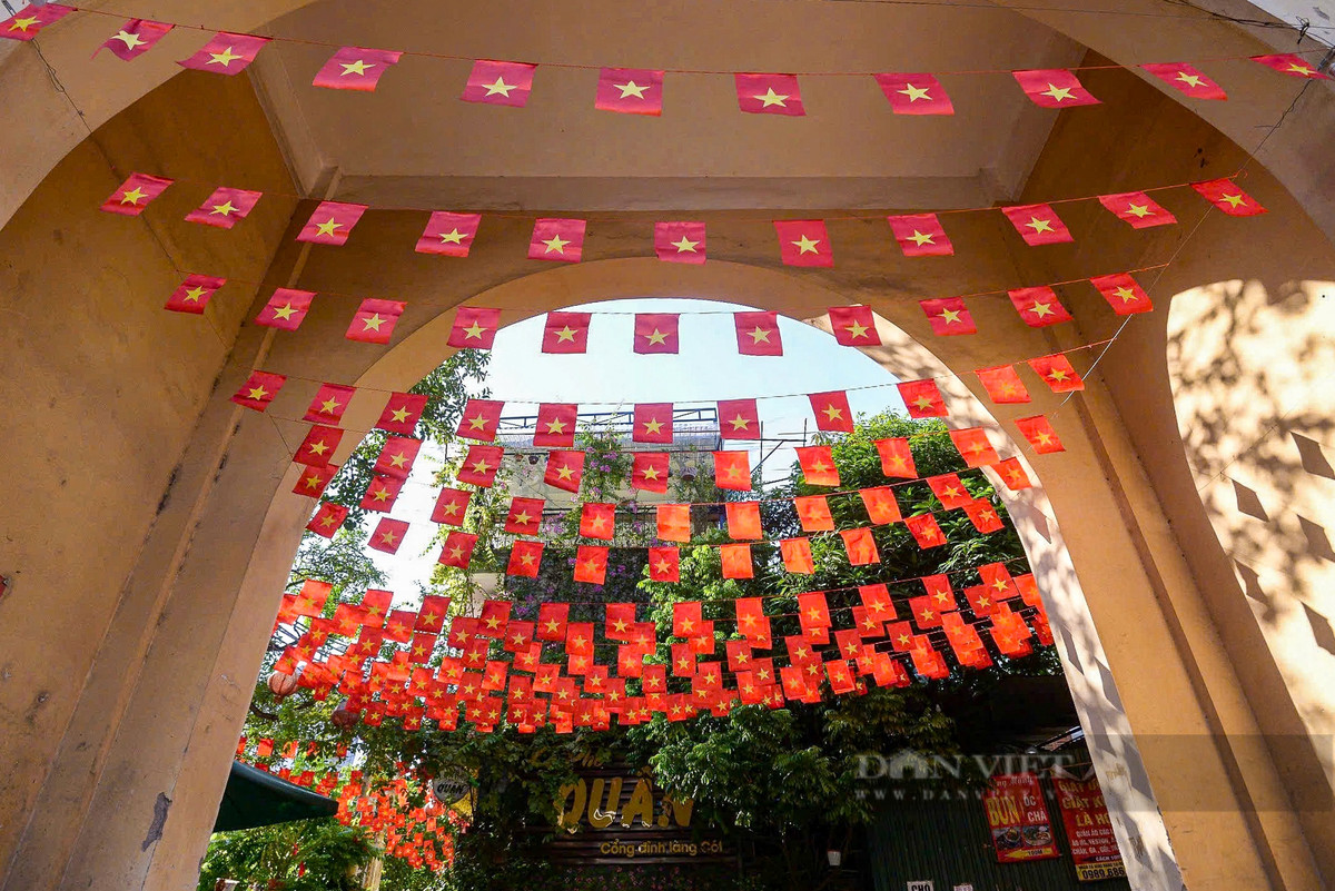 Những lá cờ được treo thành hàng thẳng tắp "nhuộm đỏ" cổng đình làng Cót (phường Yên Hòa, Cầu Giấy). Ảnh: Khổng Chí.