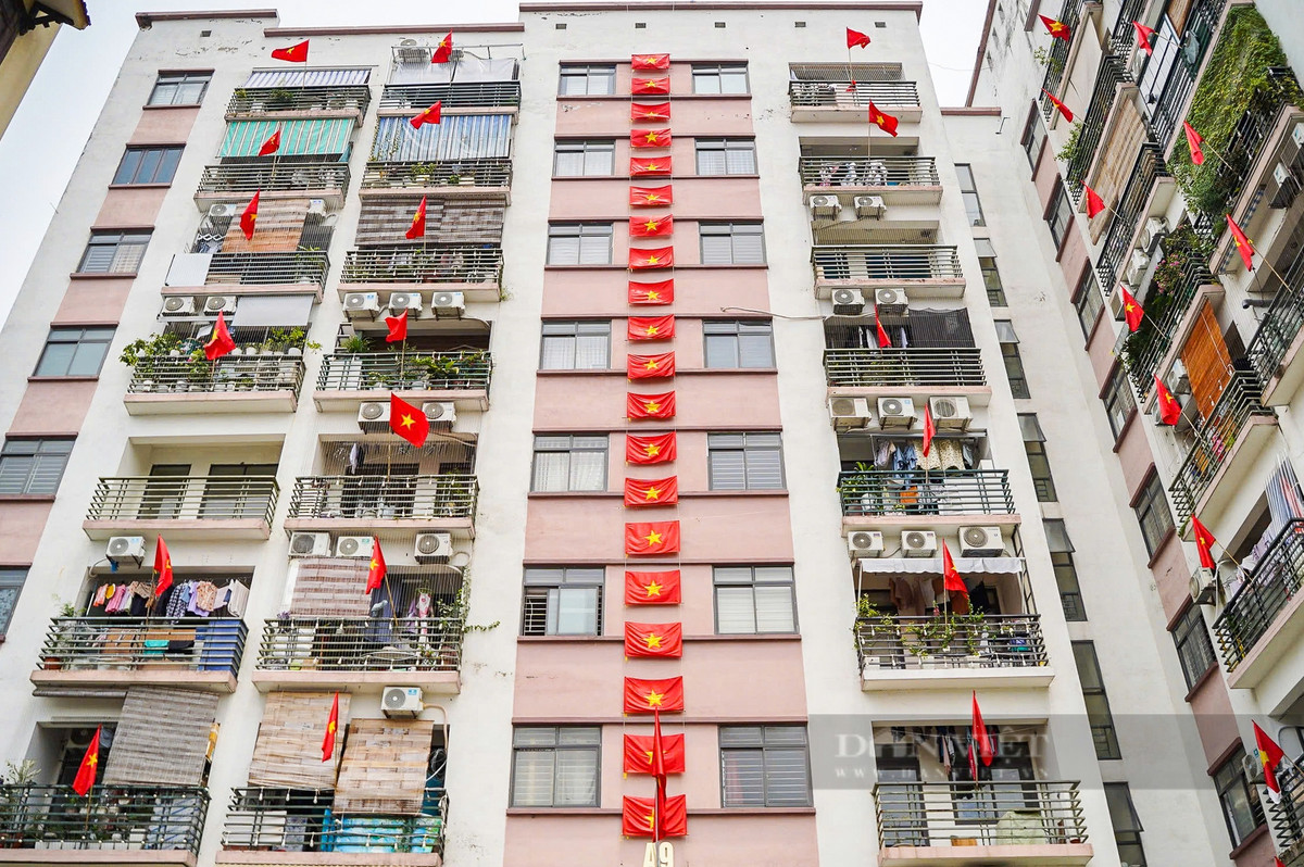 Một chung cư tại quận Long Biên rực rỡ cờ hoa. Ảnh: Khổng Chí.