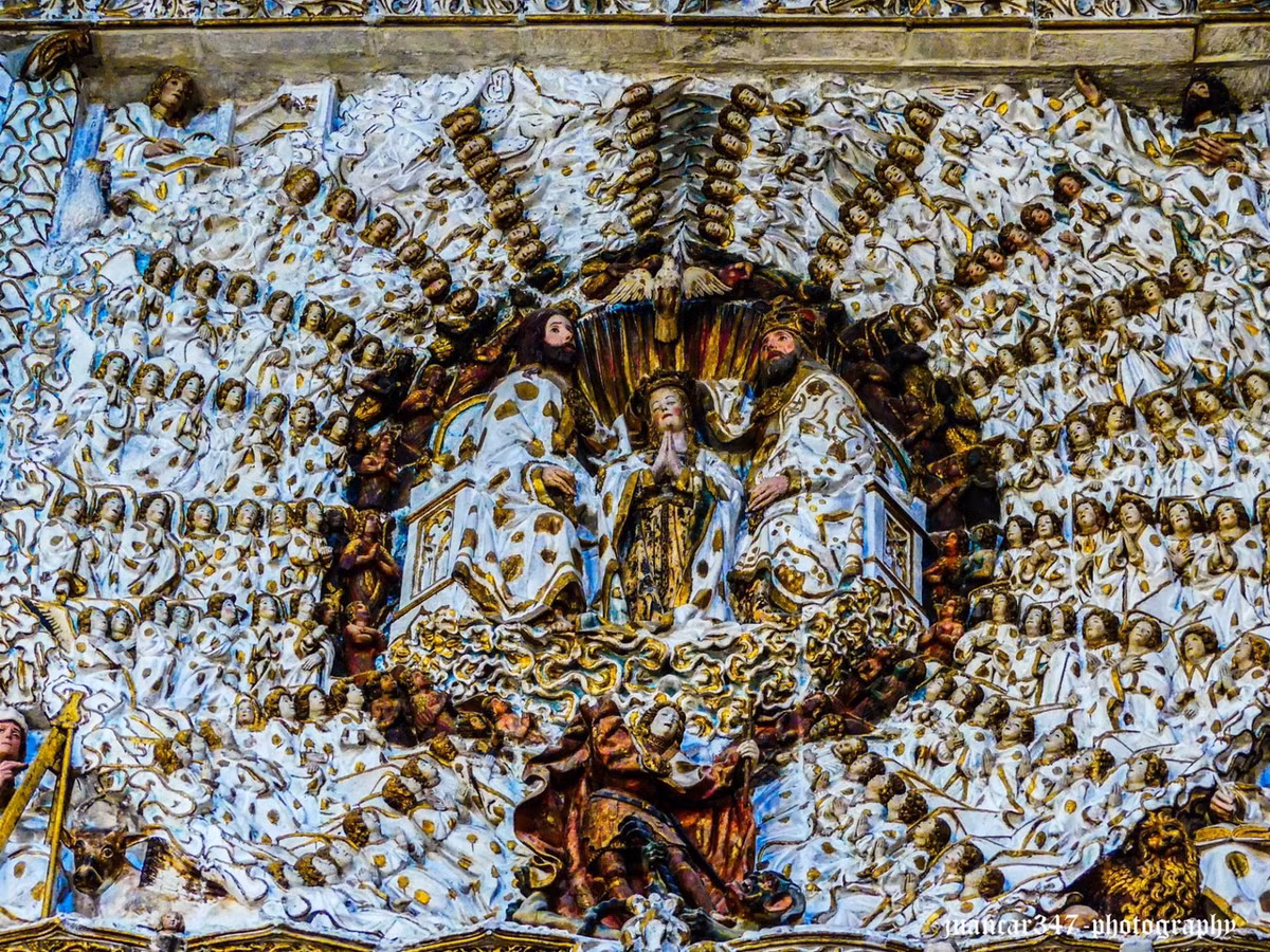 Nhiều nghệ sĩ lớn của Tây Ban Nha có tác phẩm trong nhà thờ này như các kiến trúc sư và nhà điêu khắc của gia đình Colonia (Juan , Simón và Francisco). Ảnh: TravelFeed.