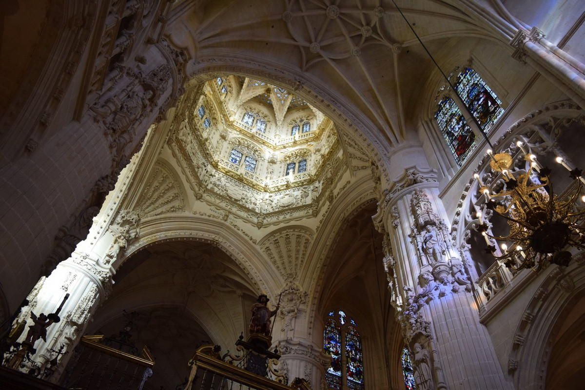 Nội thất nhà thờ gây choáng ngợp không kém với vẻ lộng lẫy hiếm có. Ảnh: ARW Travels.