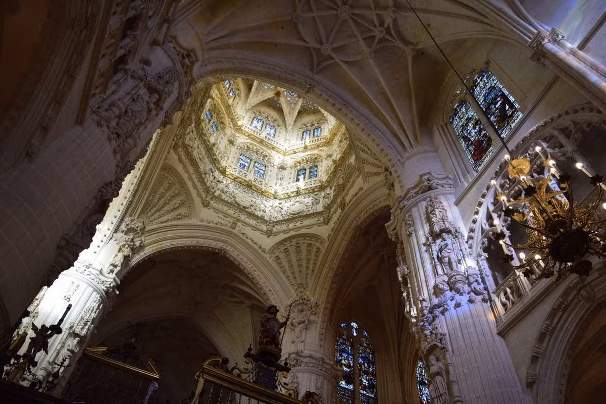 Nội thất nhà thờ gây choáng ngợp không kém với vẻ lộng lẫy hiếm có. Ảnh: ARW Travels.