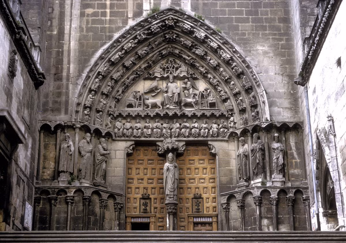 Không chỉ có quy mô bề thế và kiến trúc tinh xảo, nhà thờ Burgos còn sở hữu một bộ sưu tập tác phẩm nghệ thuật quý giá của Tây Ban Nha, gồm nhiều tranh vẽ, tác phẩm điêu khắc tuổi đời nhiều thế kỷ. Ảnh: Digital Kenyon - Kenyon College.