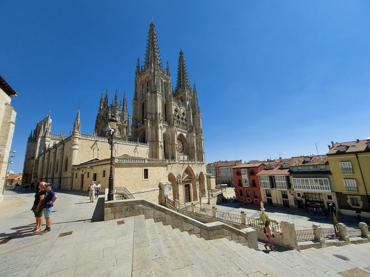 Nằm ở thành phố Burgos của Tây Ban Nha, nhà thờ chính tòa Burgos nổi tiếng toàn thế giới vì kích thước to lớn và kiến trúc vô cùng độc đáo. Ảnh: La Viajera y El Mochilero.