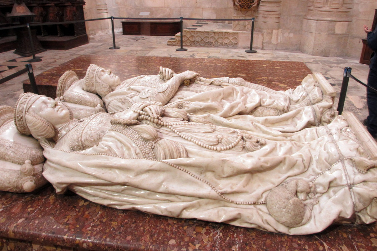 Đối với người Tây Ban Nha, nhà thờ Burgos còn là một điểm hành hương thiêng liêng vì nơi đây đặt mộ phần hoàng đế Fernán González và El Cid – hai vị anh hùng cứu quốc trong cuộc chiến chống người Moors thế kỷ 8-11. Ảnh: Paul McClure / Flickr.