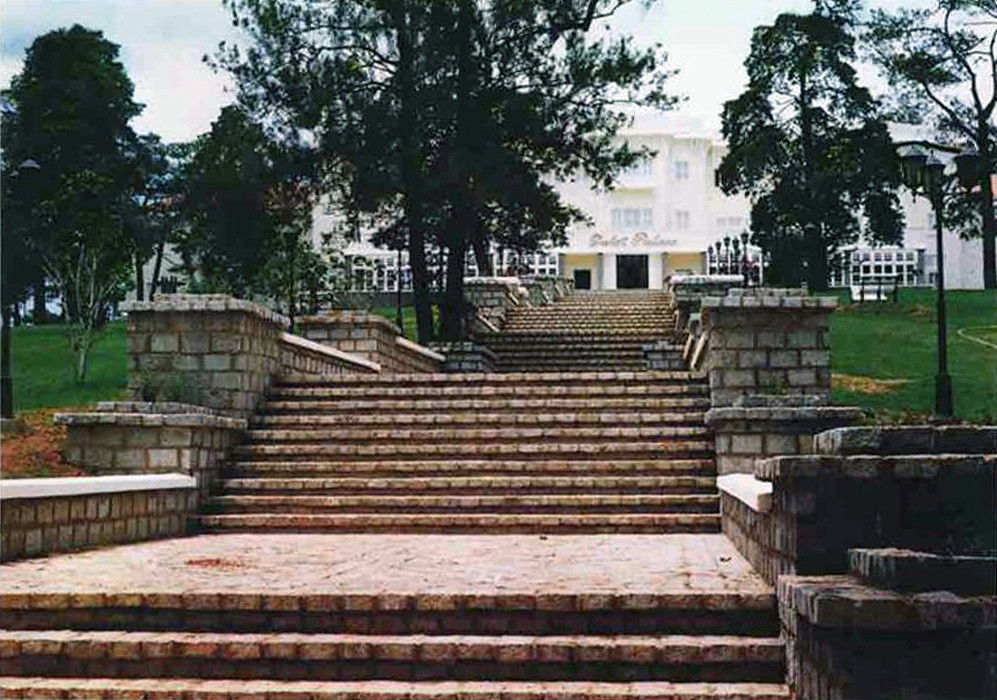 Lối lên khách sạn Đà Lạt Palace. Ảnh: manhhai / Flickr.