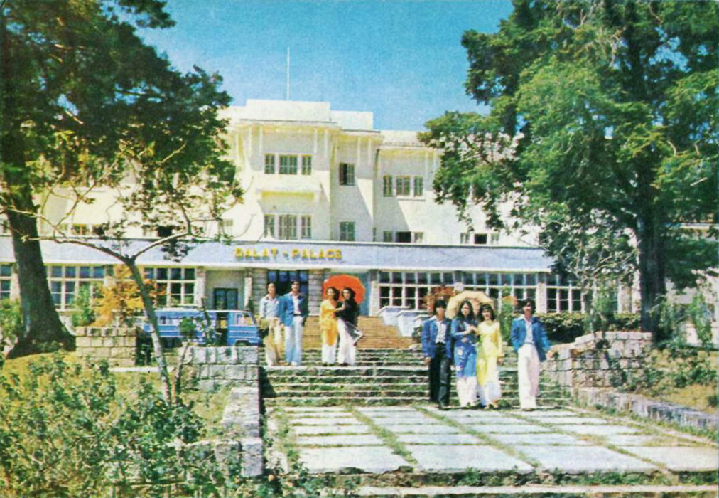 Phía trước tòa nhà chính của khách sạn Đà Lạt Palace. Ảnh: manhhai / Flickr.