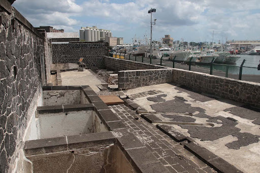 Hiện tại, số công trình ở quần thể kiến trúc Aapravasi Ghat chỉ còn khoảng một phần ba so với ban đầu và được bảo vệ như một khu di tích quốc gia. Ảnh: BMKTCN.